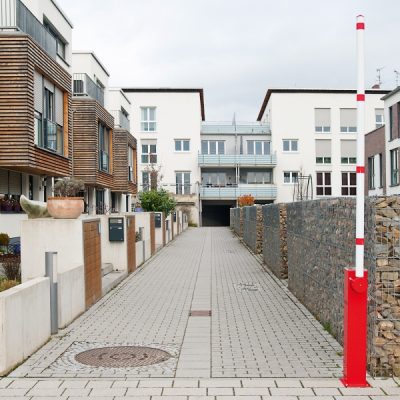 COMPACT Electronic Boom Barrier - Solar/Battery Operated Lift/Lower - Overall Width 1,650mm - Drive Through Width 1,500mm - Supplied with 1 x Remote Fob - Surface Fix - Red/White - Image 2