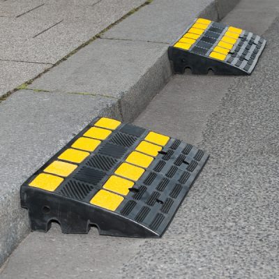 TRAFFIC-LINE Kerb Ramp - Heavy Duty - 600 x 300 x 100mmH - Black with Yellow Reflective Panels - Image 3