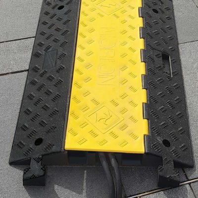 TRAFFIC-LINE Cable/Hose Protection Ramp Large - 960 x 600 x 75mmH - 3 Channel - Black/Yellow - Image 9