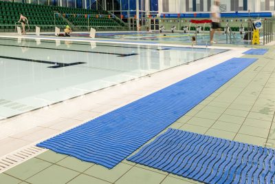 Kumfi Step swimming pool locker room surrounds 60cm x 15m roll Reed Green - Image 4